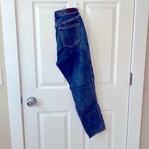 Hollister Ultra High-Rise Mom Jean